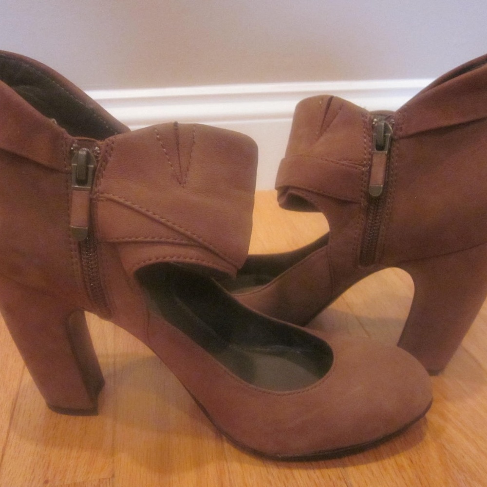 B Makosky Brown Suede Bootie